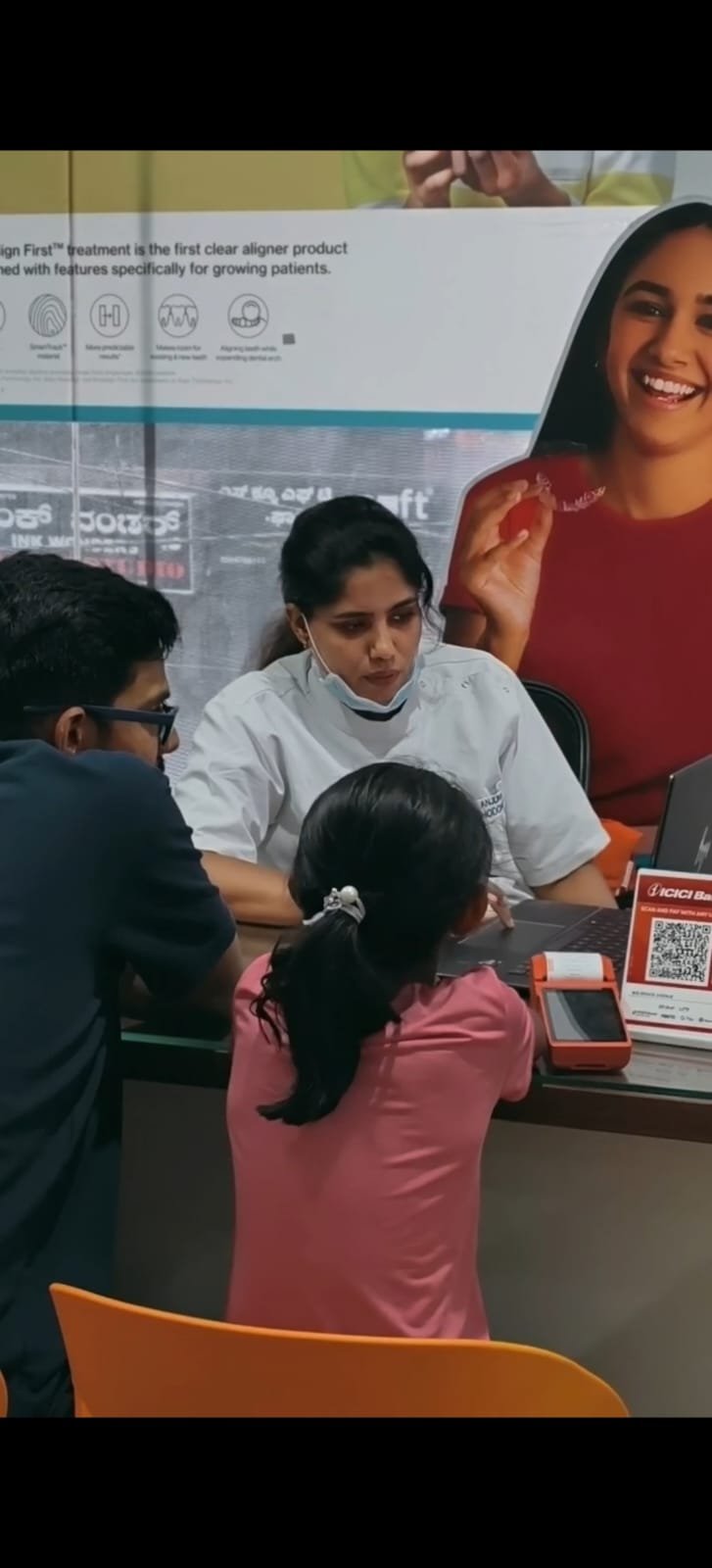 Best dental doctor in Bangalore anjuna madakunni consulting a patient